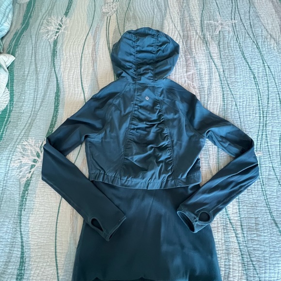 Lululemon reversable jacket in teal green. - Picture 3 of 4